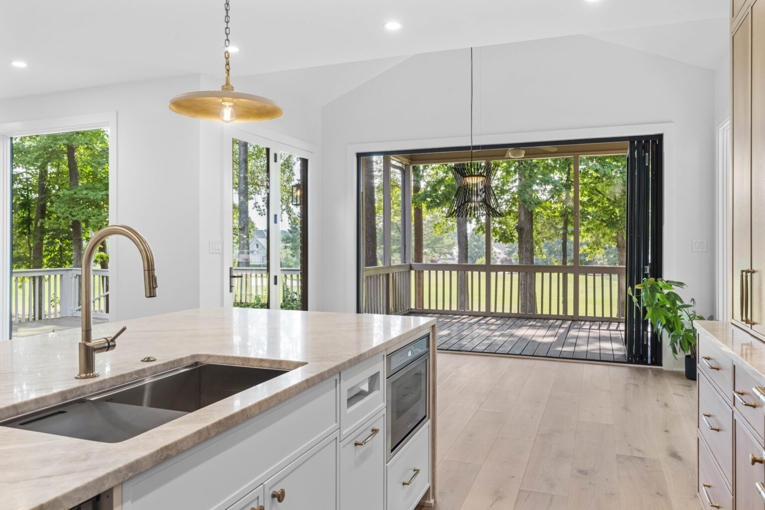 Kitchen/breakfast area with open panoramic doors